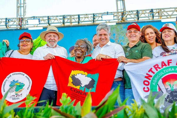 Governo Lula altera Orçamento para destinar R$ 750 milhões ao MST Governo Lula altera Orçamento para destinar R$ 750 milhões ao MST