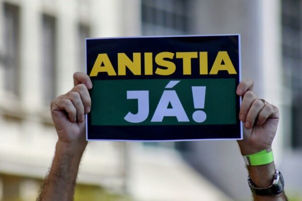 Veja imagens e vídeos da manifestação pela anistia aos presos do 8 de janeiro
