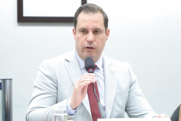 ‘Com abandono do governo, indígenas vivem situação desumana’, denuncia deputado ‘Com abandono do governo, indígenas vivem situação desumana’, denuncia deputado