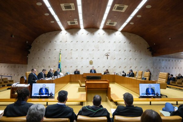 8 de janeiro: condenado a 17 anos, homem que furtou réplica da Constituição é preso pela PF