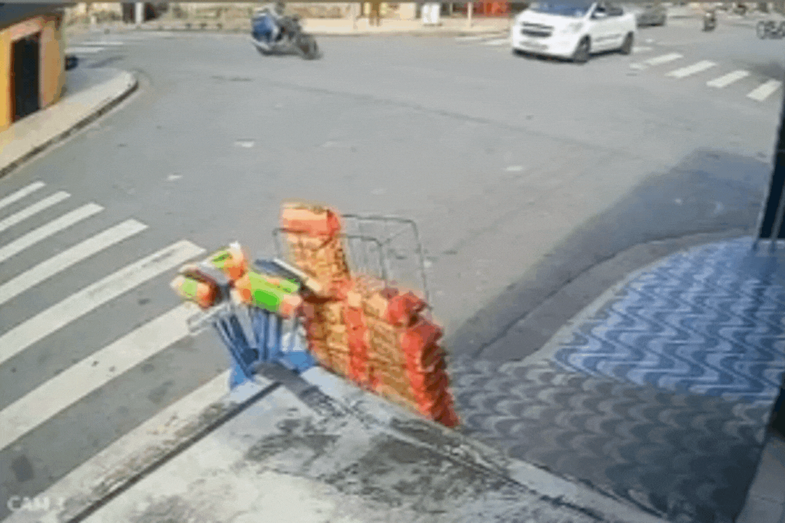 Motociclista e passageira são arremessados e giram no ar após colisão; VÍDEO