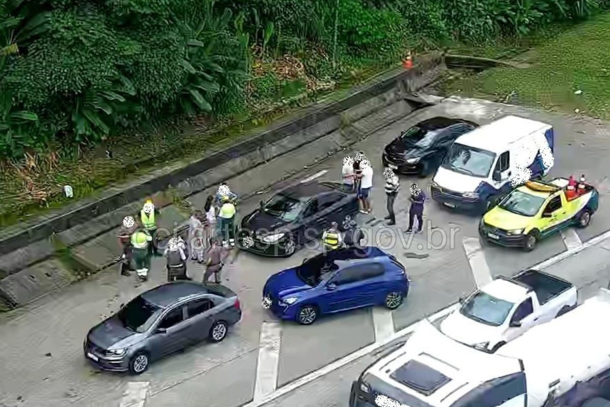 Criminosos roubam carro, batem em três veículos e fogem a pé na Rodovia dos Imigrantes