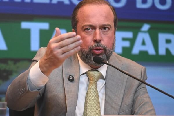 Ministros do Centrão têm dificuldade para acessar Lula em reuniões