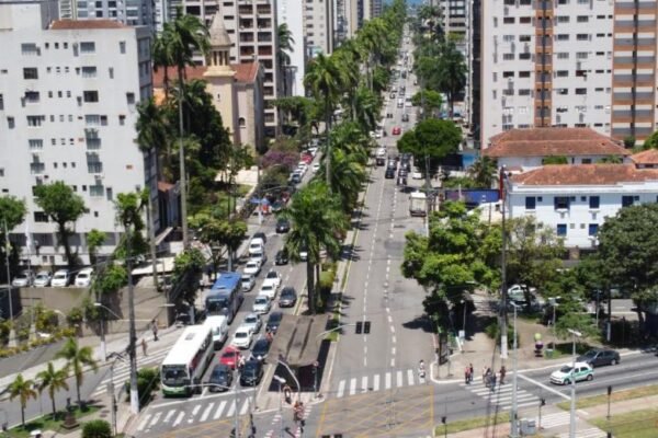 Sabesp realiza obras na Avenida Ana Costa, em Santos, SP