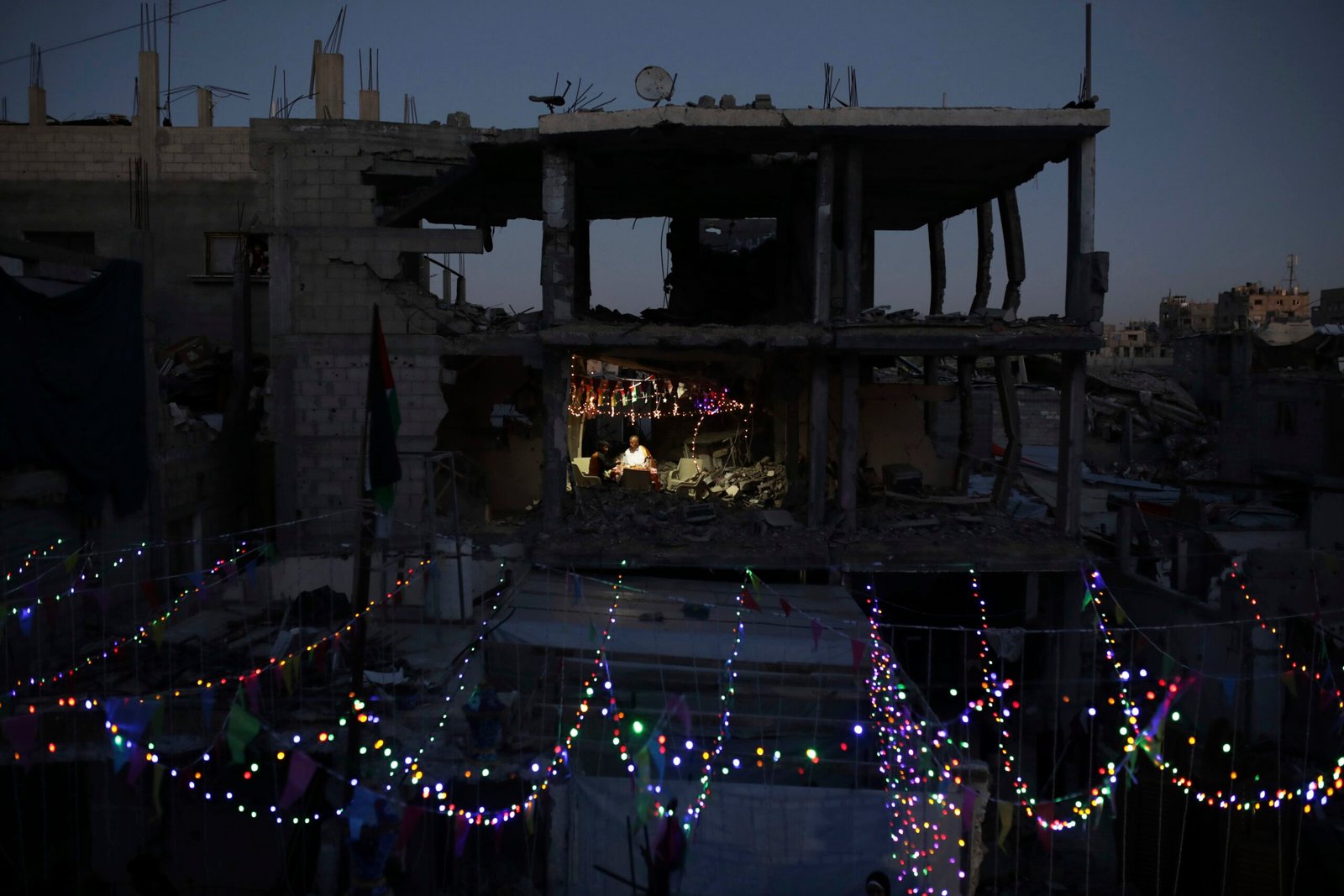 Imagens mostram palestinos celebrando Ramadã em meio aos escombros em Gaza