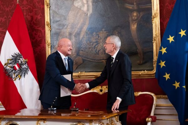 Conservador Christian Stocker toma posse como chefe de governo da Áustria
