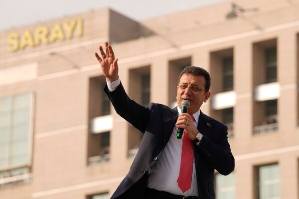 Tribunal turco mantém prisão de prefeito opositor a Erdogan