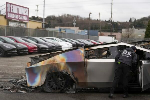 Onda de ataques a concessionárias da Tesla, de Elon Musk, cresce nos EUA; procuradora fala em terrorismo