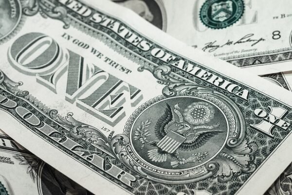 Com aumento da inflação, dólar abre em alta nesta quarta