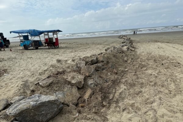 Prefeitura ergue bloqueio com pedras na faixa de areia para impedir corrida de charretes após morte de ciclista Prefeitura ergue bloqueio com pedras na faixa de areia para impedir corrida de charretes após morte de ciclista