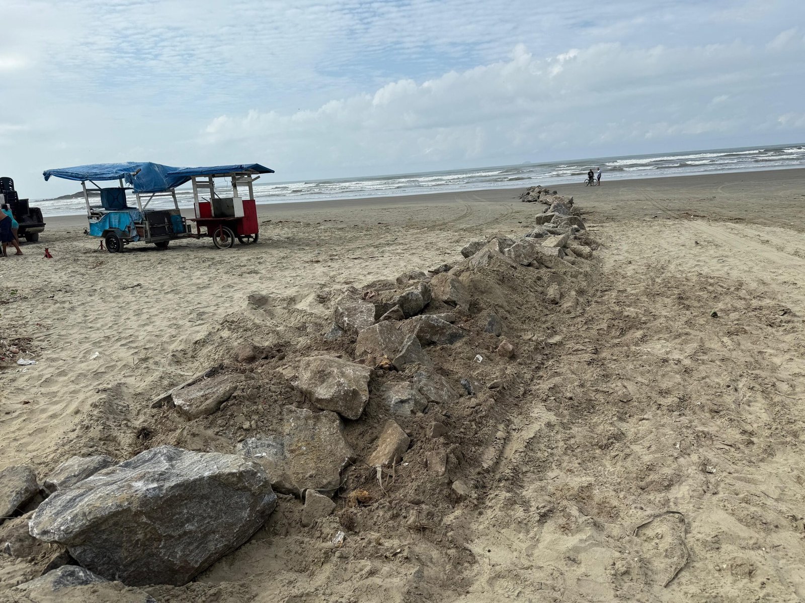 Prefeitura ergue bloqueio com pedras na faixa de areia para impedir corrida de charretes após morte de ciclista
