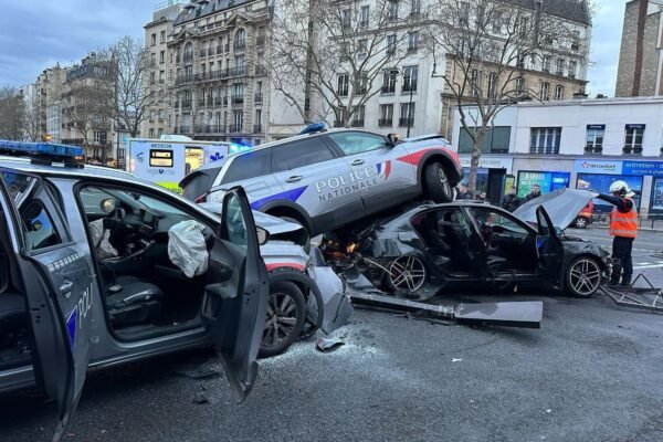 Perseguição policial termina em acidente grave com feridos em Paris; VÍDEO
