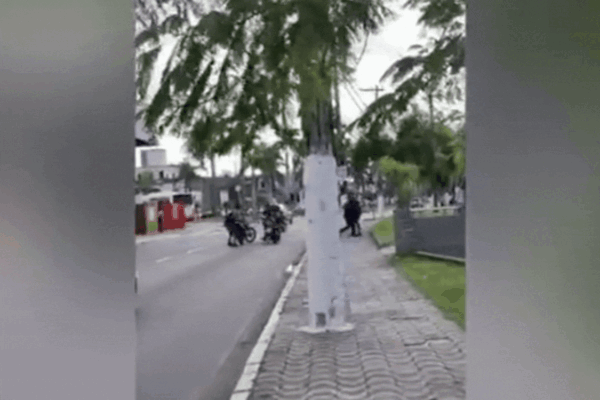 Motociclistas brigam no meio de avenida no litoral de SP; VÍDEO