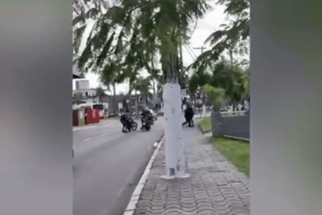 Motociclistas brigam no meio de avenida no litoral de SP; VÍDEO