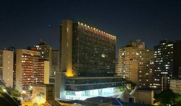 Câmara de SP recebe iluminação laranja em memória de família refém do Hamas