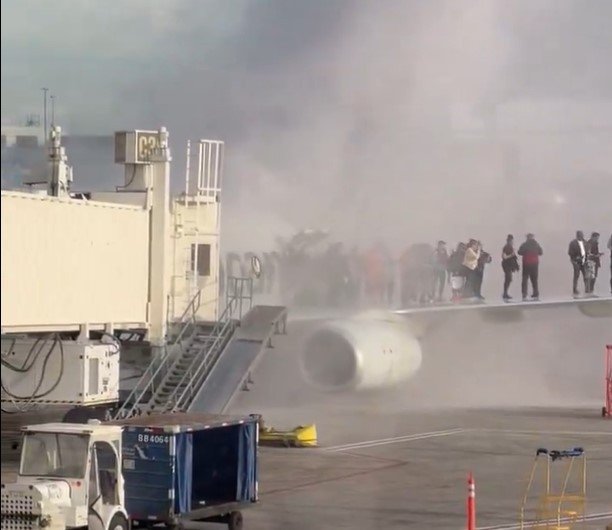 Avião da American Airlines pega fogo no aeroporto de Denver, e passageiros se aglomeram em asa; VÍDEO