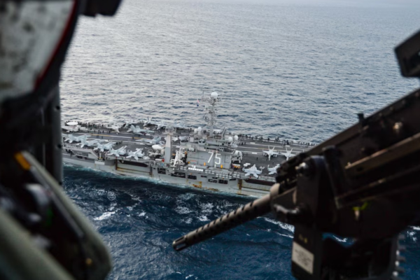 ‘Uma cidade no mar’: porta-aviões dos EUA que atacou Houthis abriga 5 mil pessoas, 90 aeronaves e tem até lojas; veja detalhes