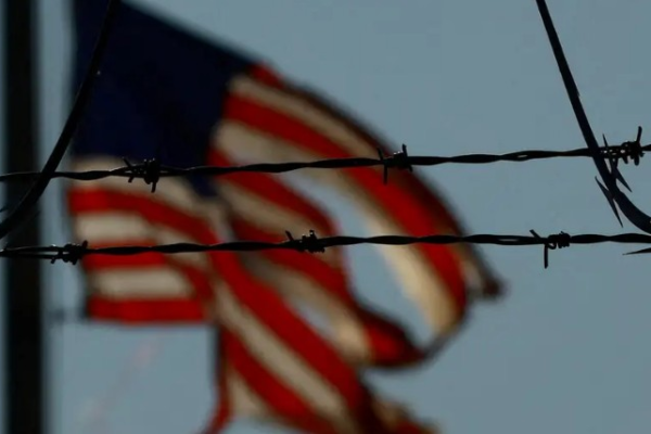 Brasileiros denunciam detenção migratória desumana nos EUA
