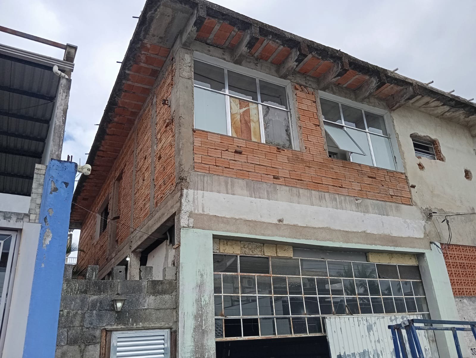 Pai é suspeito de manter filhos em cárcere privado por mais de dois anos; menores são hospitalizados