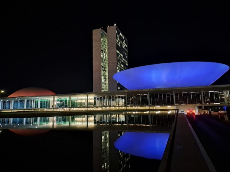 Congresso recebe iluminação especial pelo Dia Mundial do Rim