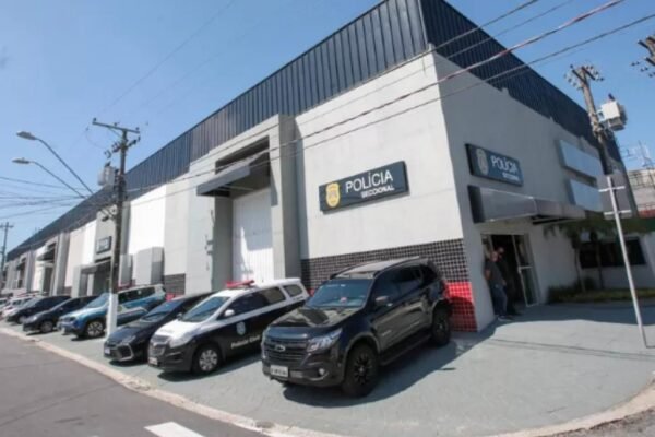 PM aposentado é espancado e preso no porta-malas durante sequestro frustrado após denúncia