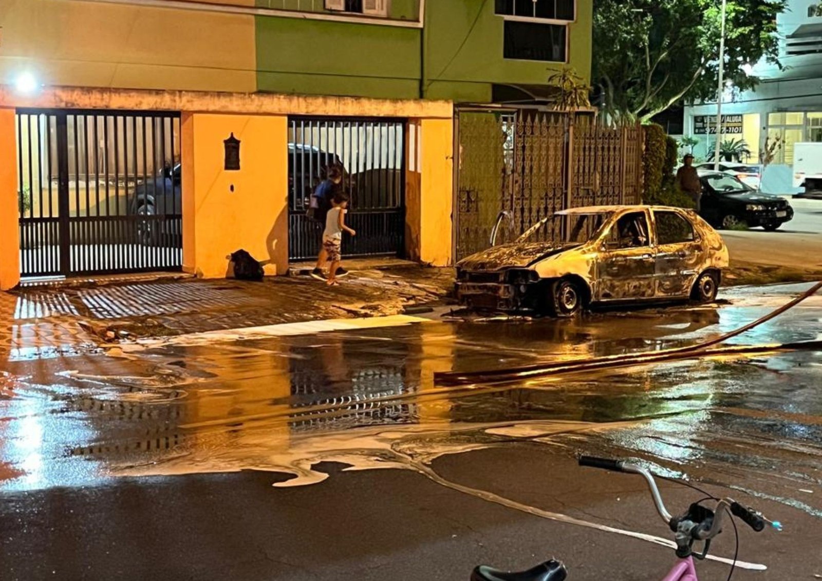 Carro pega fogo e fica completamente destruído em Santos, SP