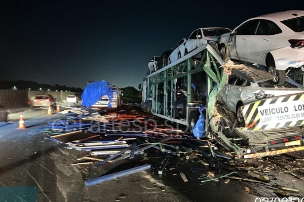 Motorista de caminhão cegonha fica ferido após ser atingido por carreta no litoral de SP