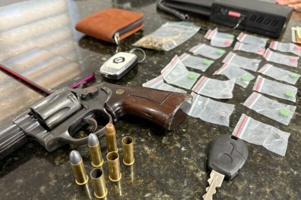 Quadrilha é presa após roubar van com carga de cigarros e ser perseguida em rodovia no litoral de SP