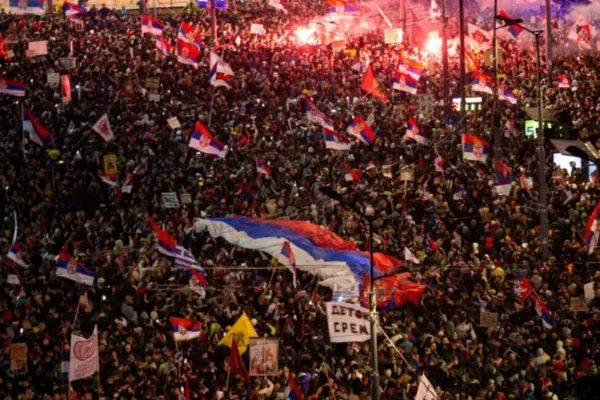 A crise que levou ao maior protesto de rua contra governo na história da Sérvia