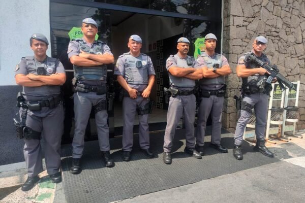 Taboão da Serra: homem mata esposa a facadas na frente da filha e coloca fogo em apartamento