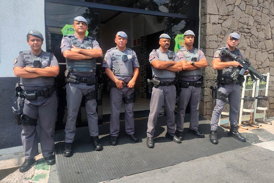 Taboão da Serra: homem mata esposa a facadas na frente da filha e coloca fogo em apartamento