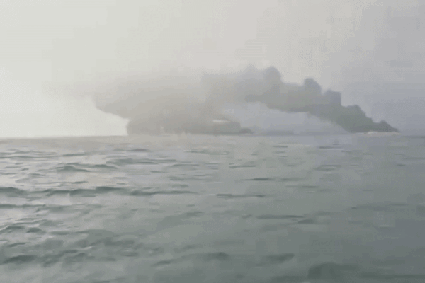 Colisão entre navios petroleiro e de carga na costa da Inglaterra causa explosão, e 32 são resgatados; VÍDEO