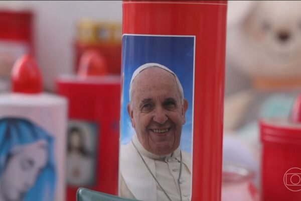 Papa Francisco passou o dia sem novas crises e se recupera após episódios de insuficiência respiratória aguda, diz Vaticano
