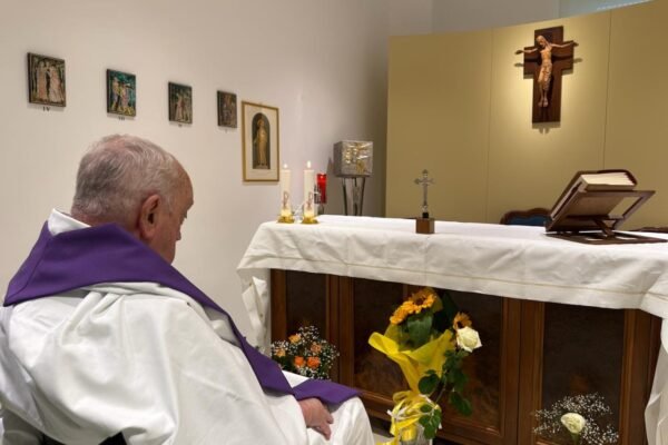 Vaticano divulga foto do Papa Francisco celebrando missa em hospital após um mês internado