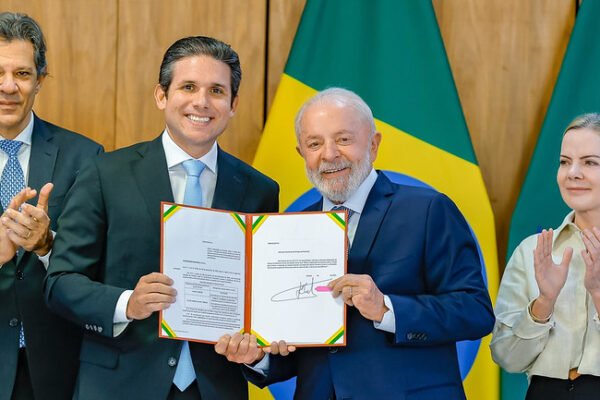 Para ampliar isenção do IR, governo quer taxar dividendos e ‘supersalários’