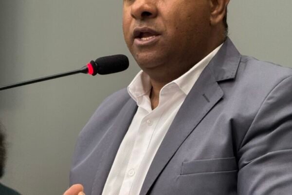 Base do Governo Vota Contra Profissionais Sem Salário em Embu das Artes