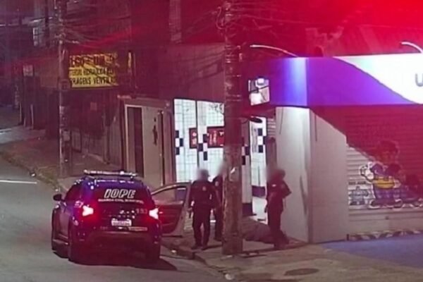 Homem é preso por furtar fiação pendurado em poste no litoral de SP; VÍDEO