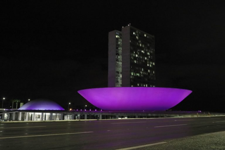 Congresso fica iluminado de roxo pelo Dia Mundial da Obesidade