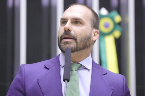 Glenn Greenwald relembra reportagem em que assessor de Moraes fala em ‘pegar o Eduardo Bolsonaro’