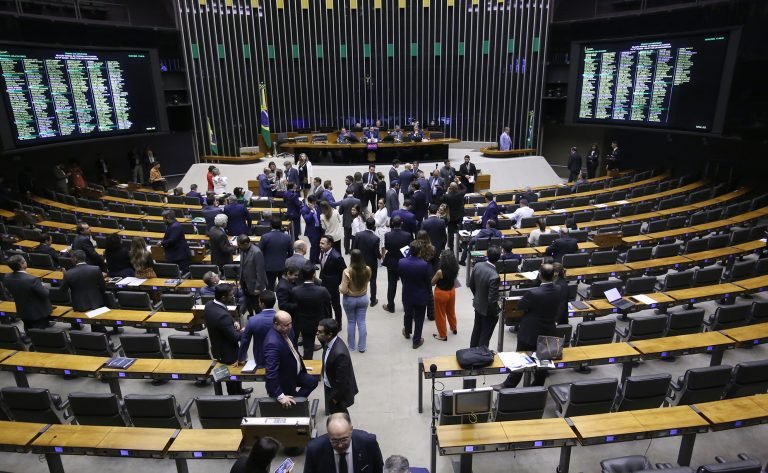 Câmara analisa projeto que revalida recursos orçamentários não pagos; acompanhe
