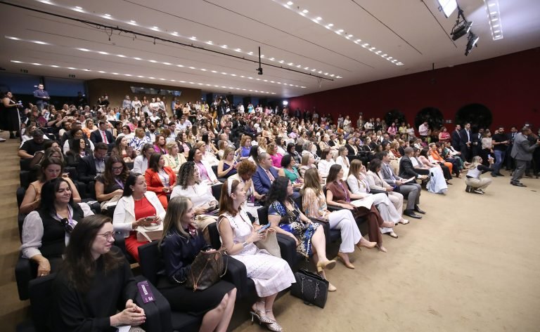 Parlamentares e juristas defendem a efetiva ocupação de cargos de poder pelas mulheres