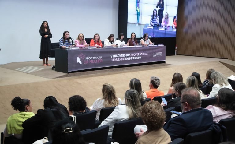 Participantes de debate apontam formas de violência contra a mulher e destacam importância de procuradorias