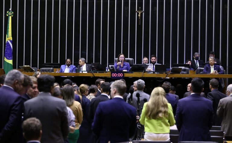 Câmara aprova aumento de pena para quem entregar bebida alcoólica a criança se houver o consumo; acompanhe