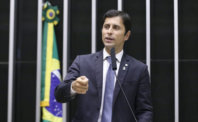 Comissão aprova proibição de taxa extra para pessoa com deficiência auditiva tirar carteira de motorista