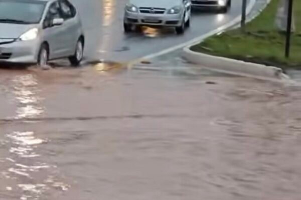 Temporal provoca alagamentos e caos em Embu das Artes e Itapecerica da Serra