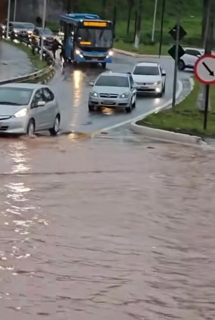 Temporal provoca alagamentos e caos em Embu das Artes e Itapecerica da Serra