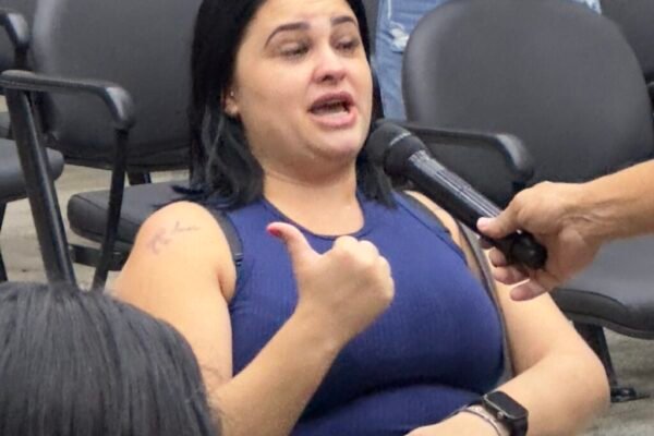 Funcionários cobram salários e vereadores confrontam prefeitura