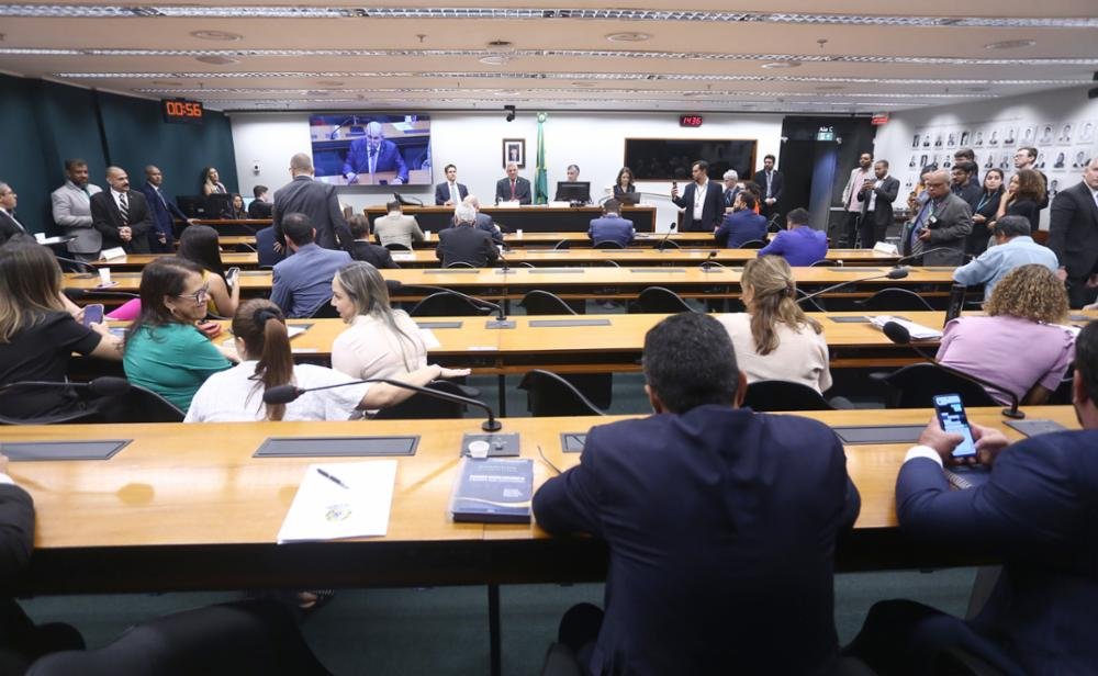 Deputada quer cassar resolução que permite visita íntima para adolescentes infratores 