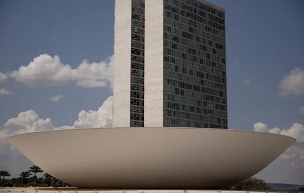 Câmara analisa 12 pedidos de abertura de CPI
