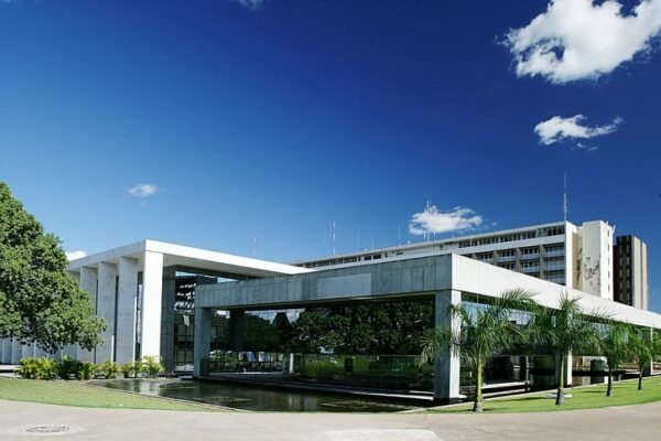 Justiça dá prazo para Tribunal de Contas do DF explicar bônus de R$ 780 mil Justiça dá prazo para Tribunal de Contas do DF explicar bônus de R$ 780 mil